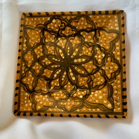 Set of 2 Beautiful Vintage Decorative Plates in Brown, Black and White! - Picture 2 of 5